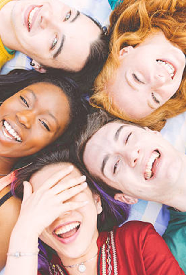 بالنسبة للمراهق الجوزاء، الأصدقاء هم بمثابة عائلة أخرى