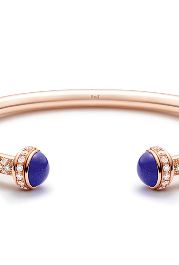 ساعة على شكل قلادة من الذهب الأصفر وميناء من اللازورد