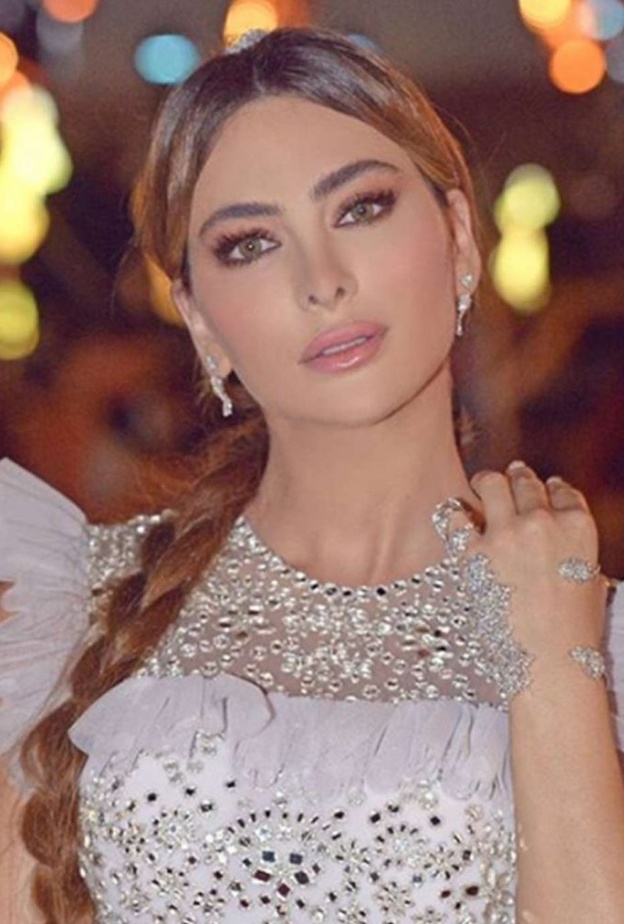 تسريحات شعر كيرلي من وحي نجوى كرم.