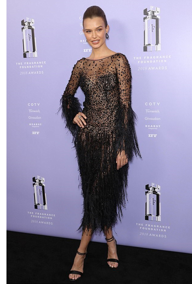  ريتا أورا Rita Ora بفستان أصفر طويل مع الأكمام البراقة من توم فورد Tom Ford