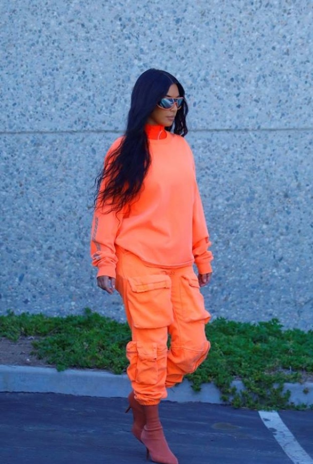 كيم كاردشيان باطلالة فاقعة الألوان خلال جلسة تصوير في لوس أنجلوس