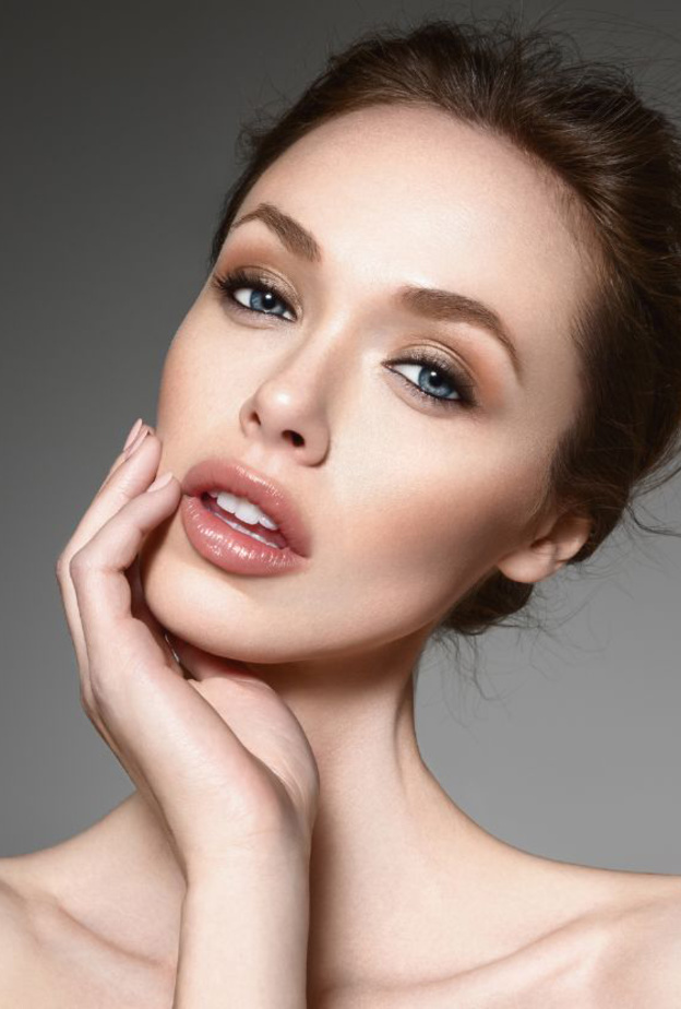 تمشيط الحواجب ستساعدك في التخفيف من حدة الخطوطط الذي رسمتيها