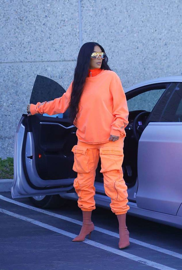 لفتت كيم الانظار باللون الاحمر حين ارتدت توب و بايكر شورت واكملت اطلالتها بجوارب سميكة فضية