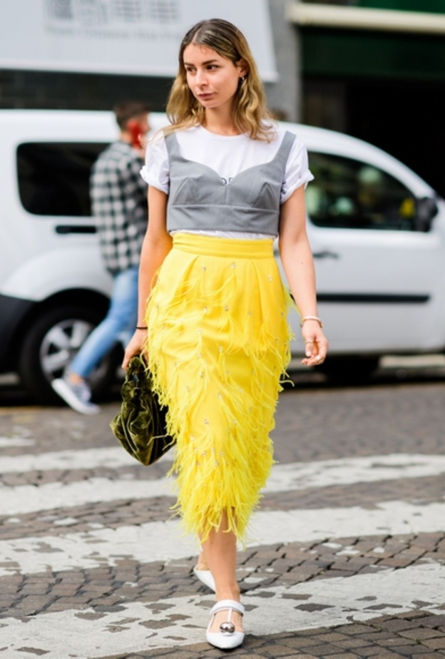 اختاري تنورة باللون الأصفر لاطلالة يومية لافتة