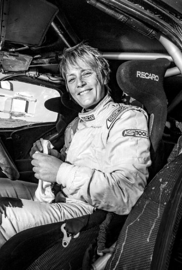 الألمانية يوتا كلاينشميث أول امرأة تاريخياً تتوج بطلةً لرالي دكار الشهير.