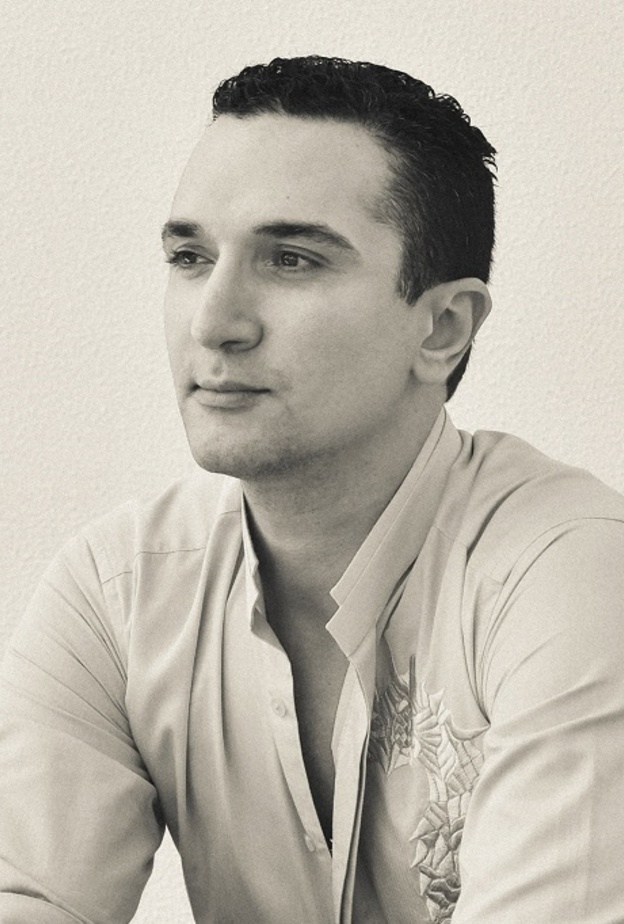 المصمم حاتم العقيل