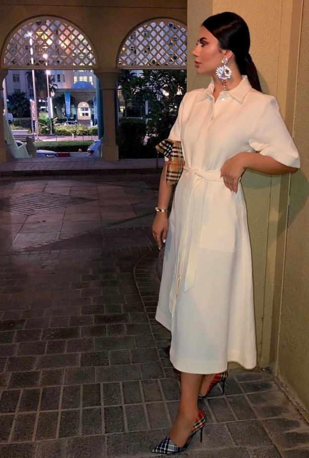 قفطان ناعم وأنيق مخصّر وطويل يليق بقصيرات القامة