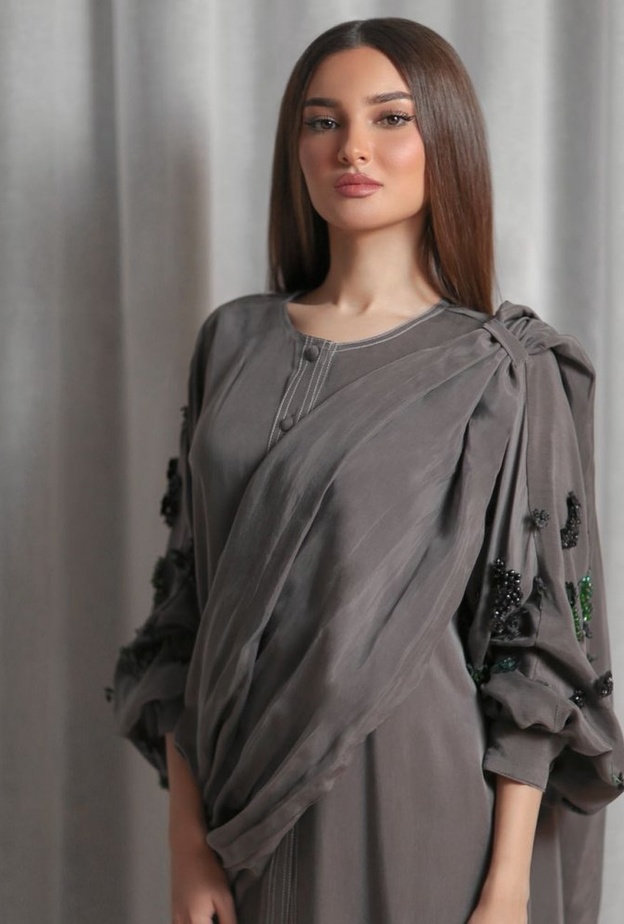 عباية سوداء مزدانة بالوان ميتاليكية