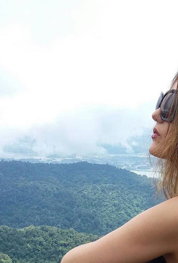 دانا مارديني في لحظة تأمل وسط الطبيعة 