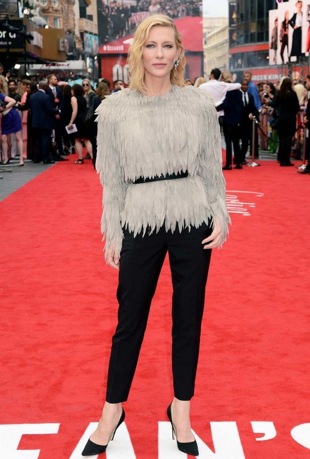 بولوك وكارتر مع باقي الممثلات في الفيلم