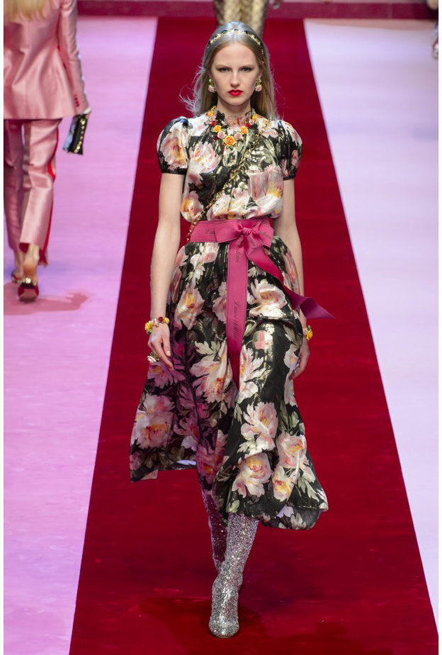 فساتين طويلة مع نقشات الورود مع الكشكش من Erdem