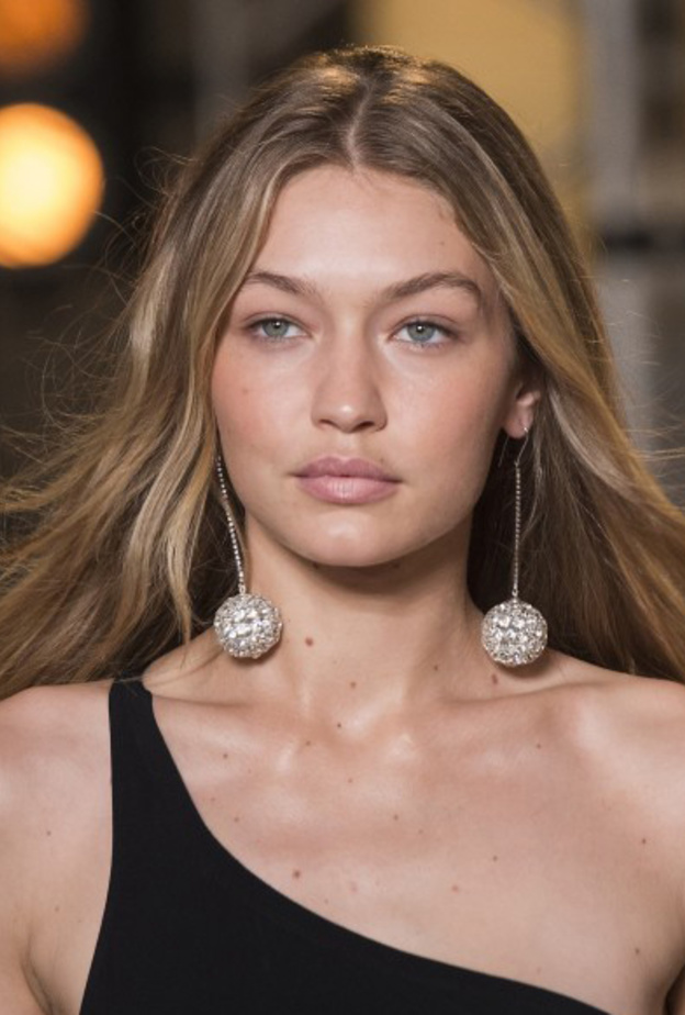 أقراط كبيرة من الخرز الاخضر بخطوط متعددة من دار ايترو ‏Etro