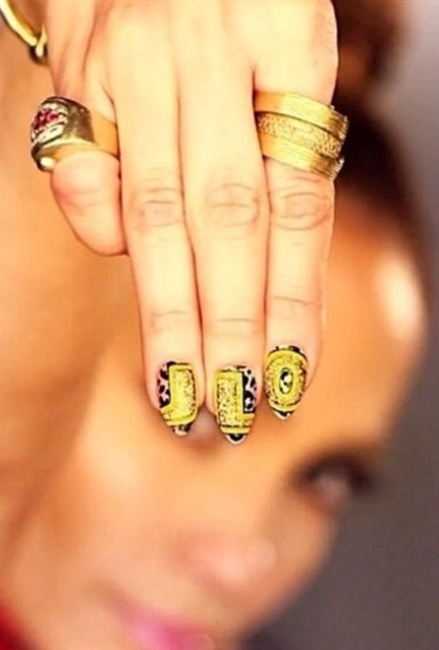 جنيفر لوبيز ‏تختار أظافر بيضاء مع الحبيبات البراقة