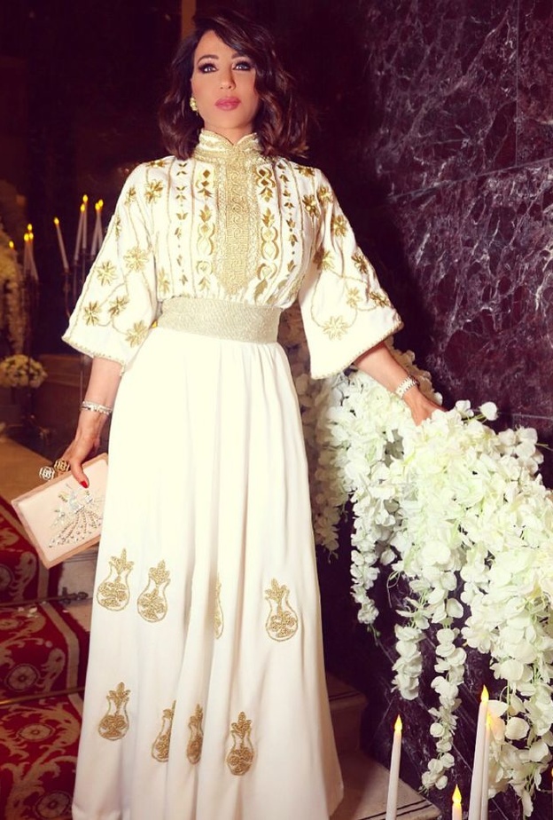 موضة القفاطين البيضاء مع الزخرفات من اختيار رابعة الزيات