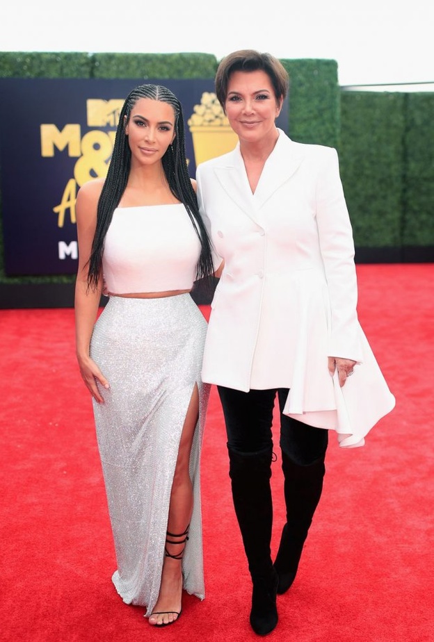 تيفاني حديش تألقت بفستان من تصميم Galia Lahav باللون فضي من دون اكمام وبشق جانبي مرتفع