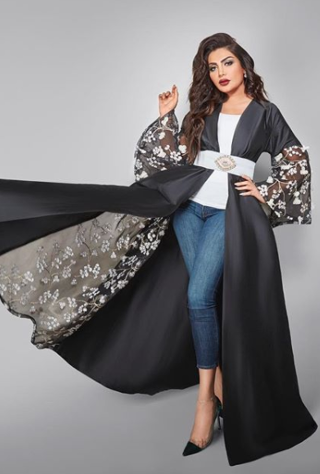 مريم سعيد نسقت لوك مميز اختارت فيه عبايه لافتة مع بنطلون الجينز