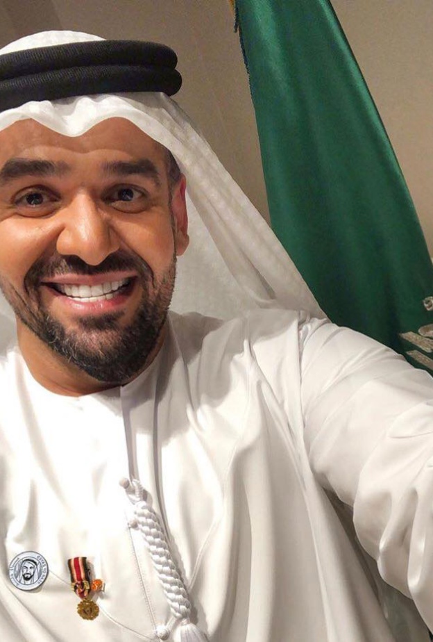 حسين الجسمي في سيلفي مع العلم السعودي في  الظهران لإحياء حفلته مساء أمس