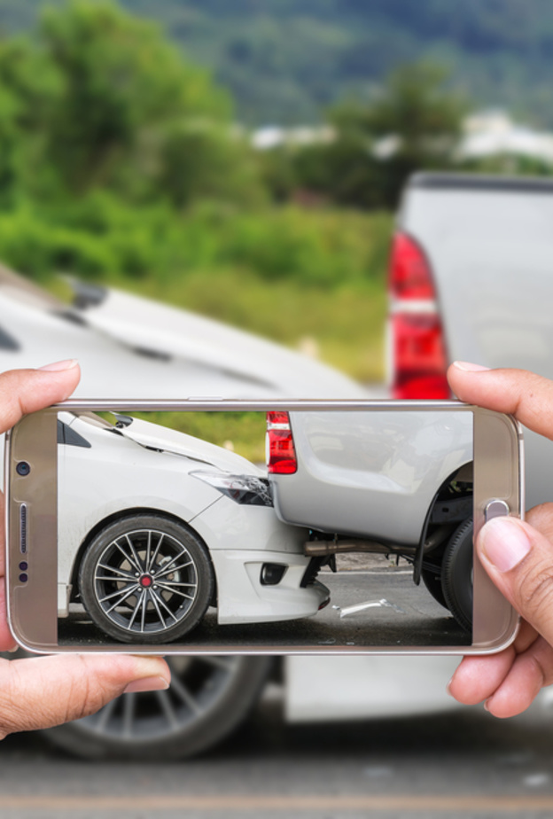 قومي بتبادل المعلومات الأساسية مع السائق الآخر المتورط