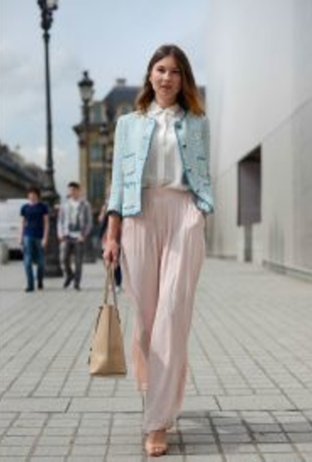  اختاري البناطيل المزينة بالكسرات من الأعلى لاخفاء الأوراك