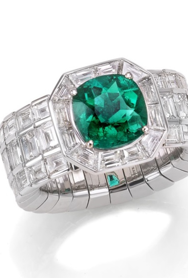 قلادة ديور من الزمرد والماس