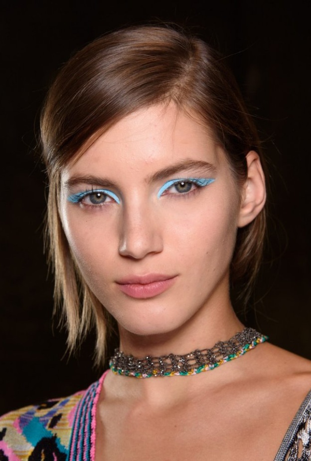 ألوان قوية وكشرقة بالتدرجات الصفراء والزهرية