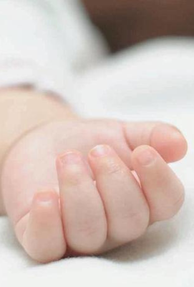 حبة عنب تودي بحياة رضيعا اماراتيا في خورفكان