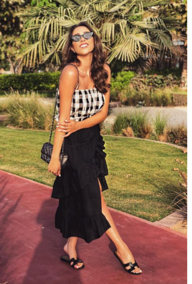  إلى جانب أصدقائها الممثلين في مسلسل تانغو في عشاء