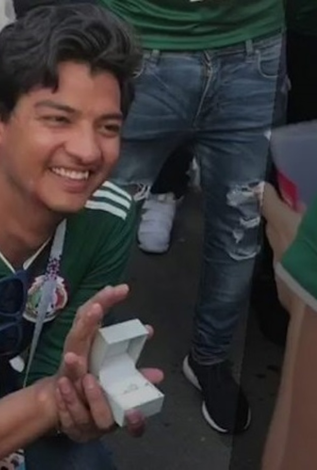 المشجع المكسيكي جثا على ركبتيه وطلب يد حبيبته