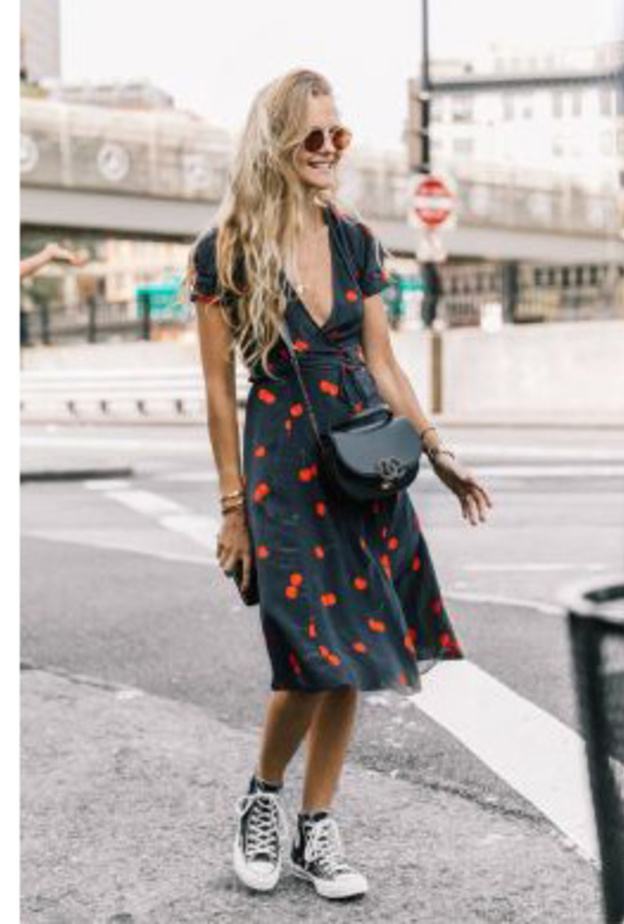 نسقي الفستان الاسود بطبعة الكرز مع الحذاء الاسود للمساء