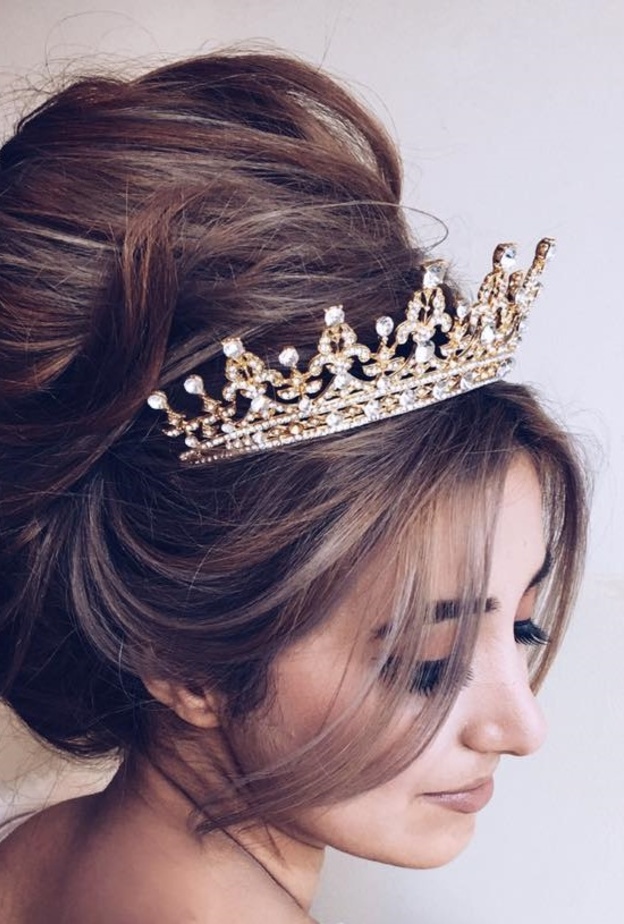 تسريحة ملمومة ناعمة مع تاج ماسي بتصميم عصري