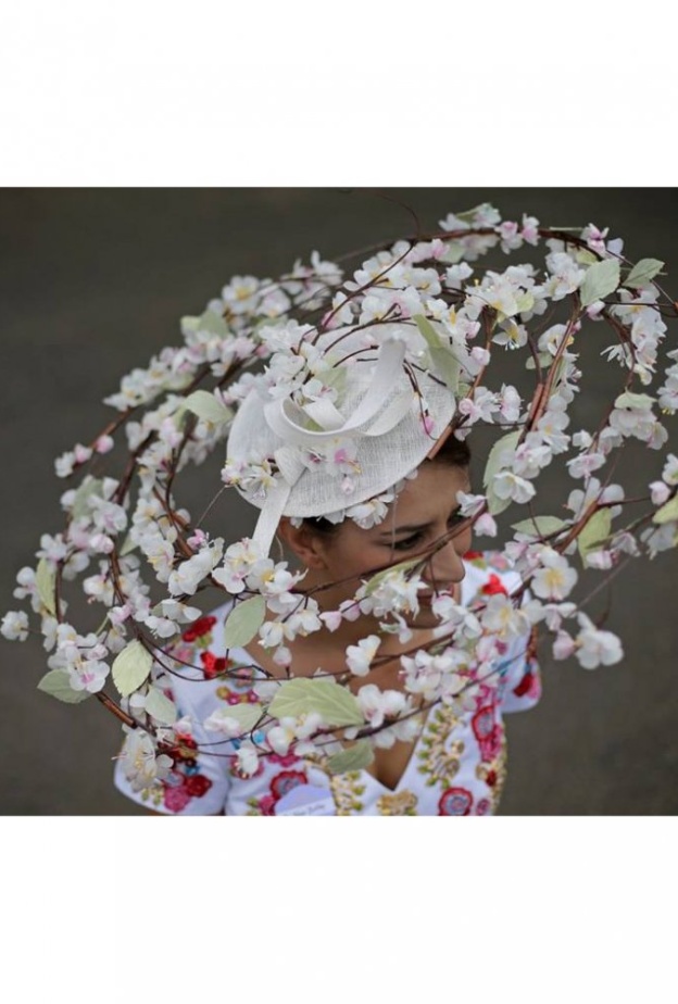 من القبعات التي لفتت الأنظار في مهرجان رويال أسكوت للخيول الذي انطلقت فعالياته بالأمس في إنجلترا