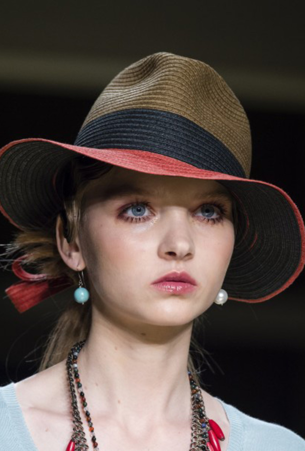  الورود مع القبّعة القشّ من أجمل التنسيقات مع أنطونيو ماراس