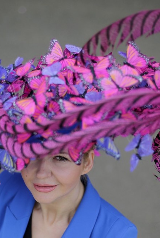 قبعة من الفراشات الزهرية والبنفسجية