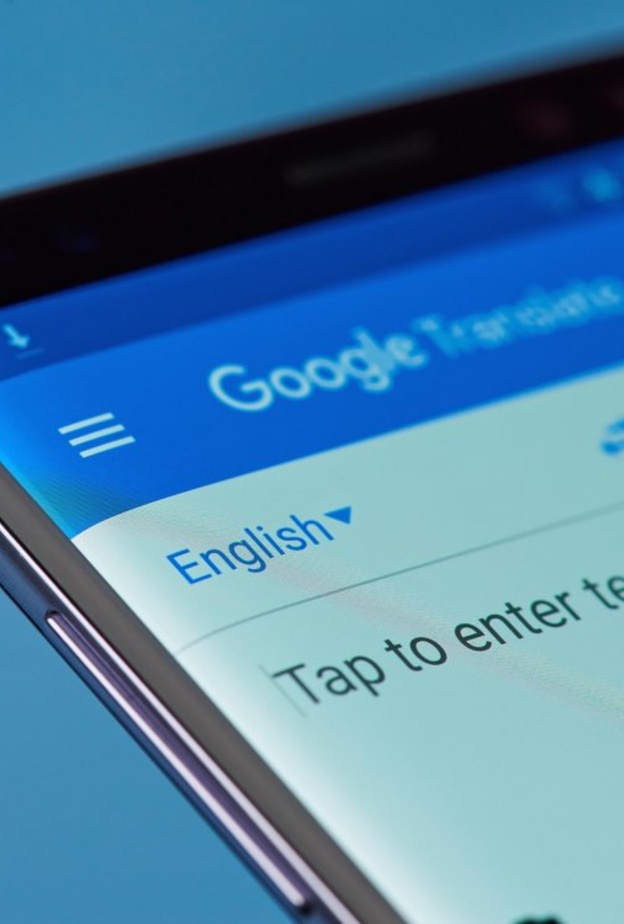 تطبيق Google Translate بات يدعم الترجمة دون اتصال معتمدا على الذكاء الاصطناعي