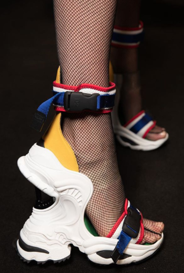 حذاء غريب مستوحى من الأحذية المطرية في عرض دار مارني