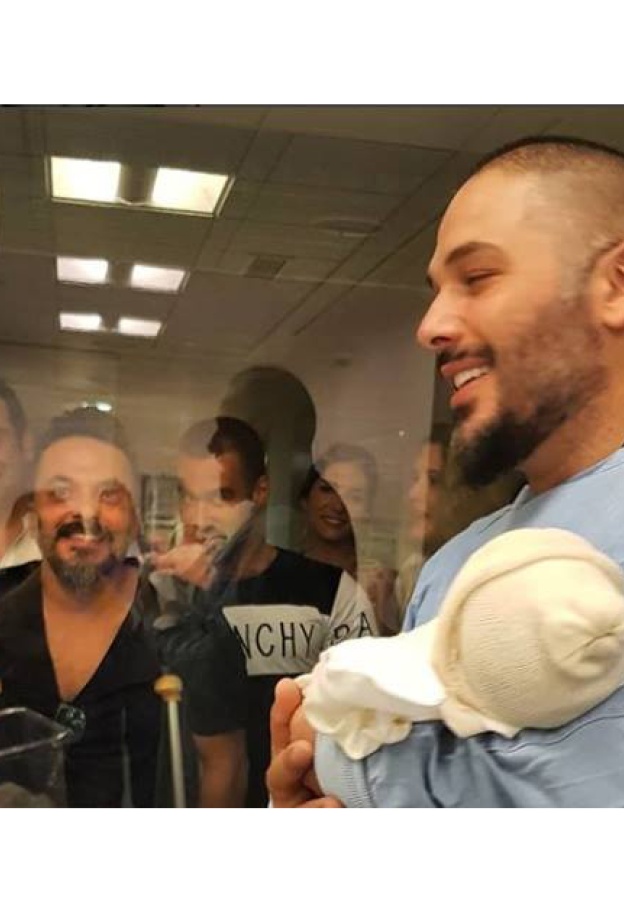 رامي عيّاش يشارك متابعيه صورة وهو يحمل مولودته الجديدة أيانا