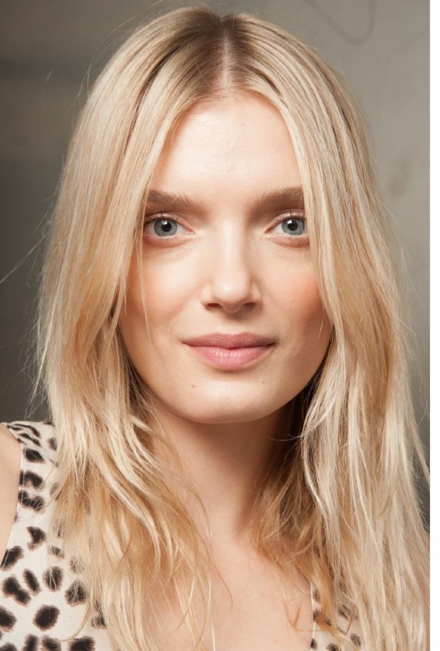  يمكنك الآن أن تحصلي على شعر فاتح في المنزل