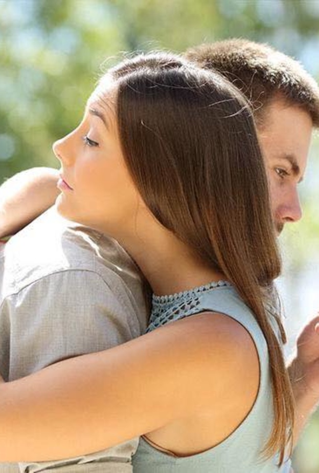 أسباب الخيانة الإلكترونية ودلائل وجودها وكيفية التغلب عليها