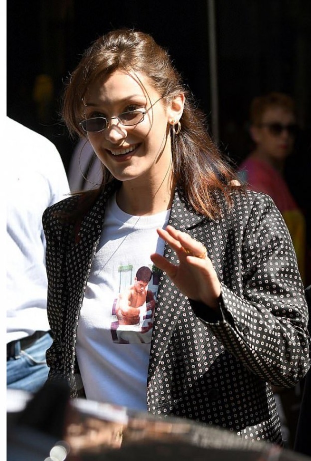  اكملت بيلا الاطلالة بحقيبة من برادا