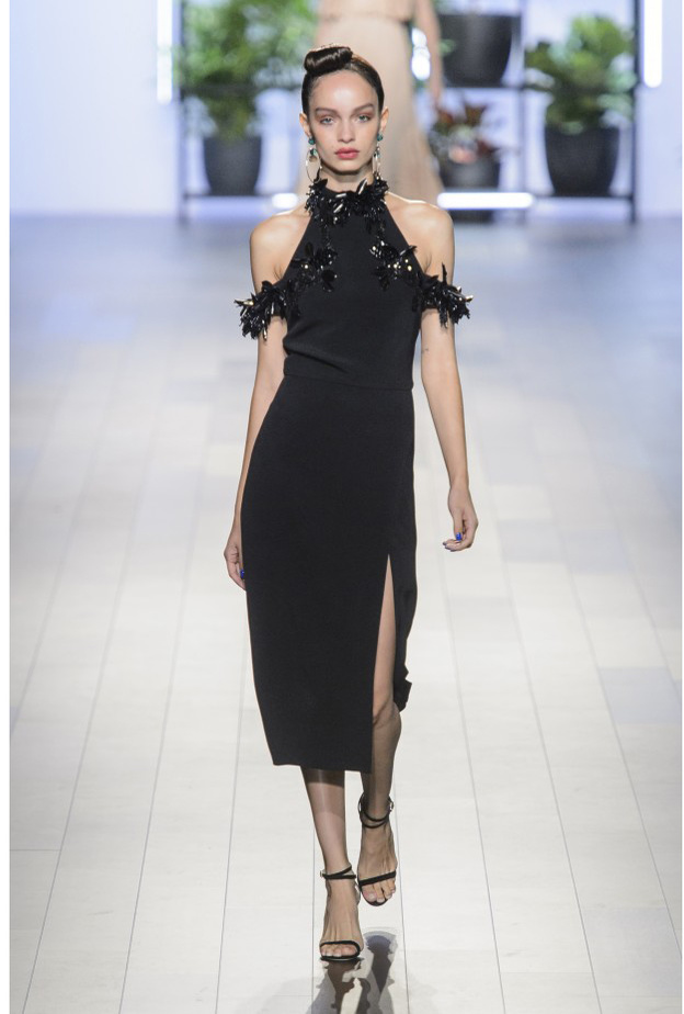 أزياء من اللون الأسود من خلال الفستان الطويل مع الشق الجانبي بأسلوب دار Versace