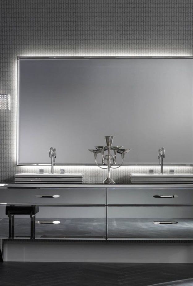 جدار الحمام عبارة عن مرآة كبيرة 