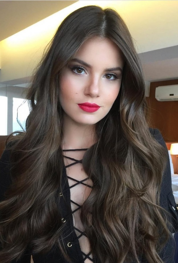 إطلالات جمال مشرقة لـ كاميلا كويروز