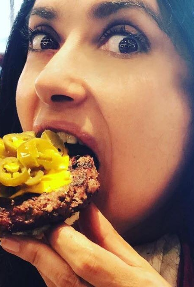 صورة طريفة لسلمى حايك وهي تستمتع بتناول الهالبينو