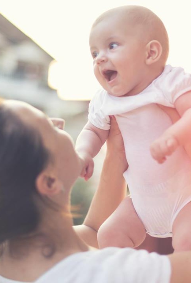 اضرار هز الطفل الرضيع بشكل مستمر