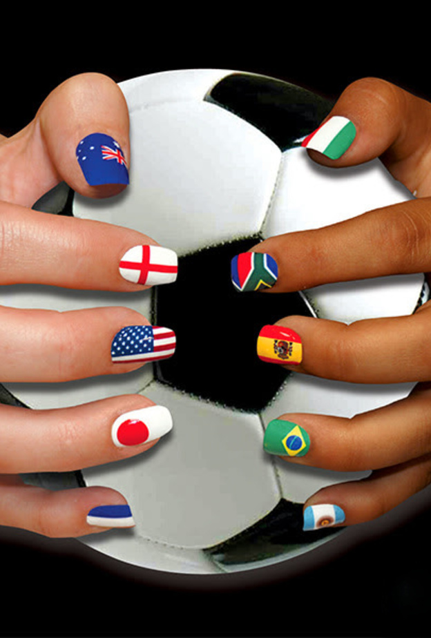 طلاء أظافر لخلق روح المنافسة في كرة القدم