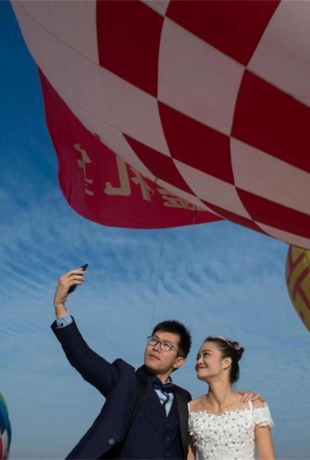 عروسان لبنانيان يقطعان الشاورما بدلا من كعكة الزفاف