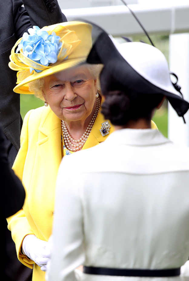 الملكة و ميغان ماركل و الأمير هاري في سباق أسكوت