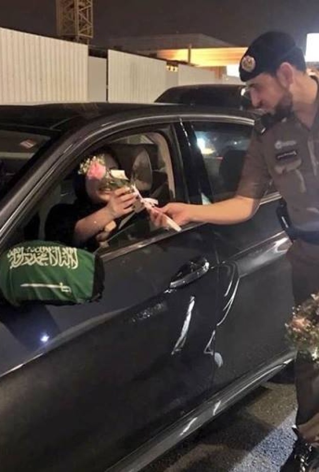 ترحيب بالورود من مرور السعودية مع عبارة "رافقتكم السلامة" في أول يوم من قيادة المرأة
