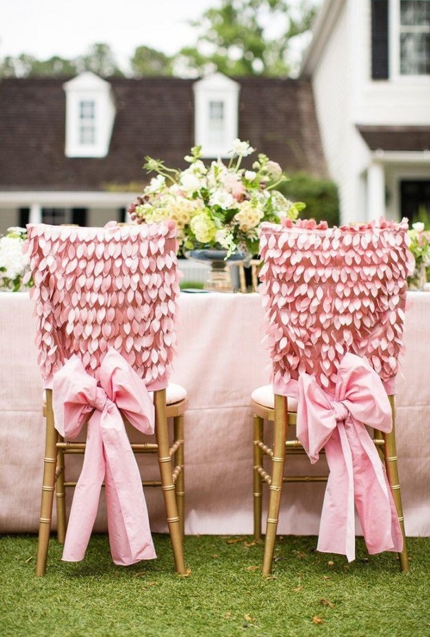 كراسي مزينة بالترتر