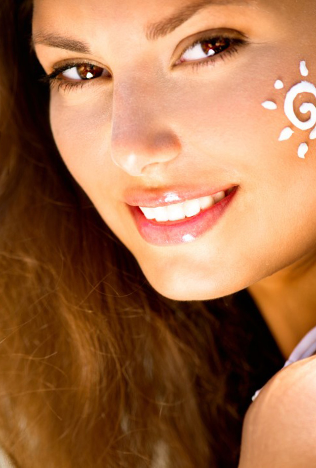 تطبيق الواقي الشمسي البرونزي على كامل سطح البشرة